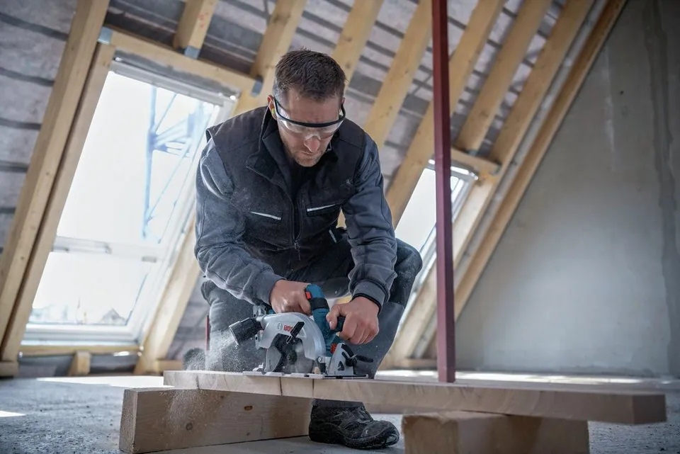 BOSCH GKS 18V-57-2 L Akku-Handkreissäge, kabellos, kompakt, robust Dieses Produkt der Marke BOSCH wird von uns als unabhängigem Händler vertrieben 4