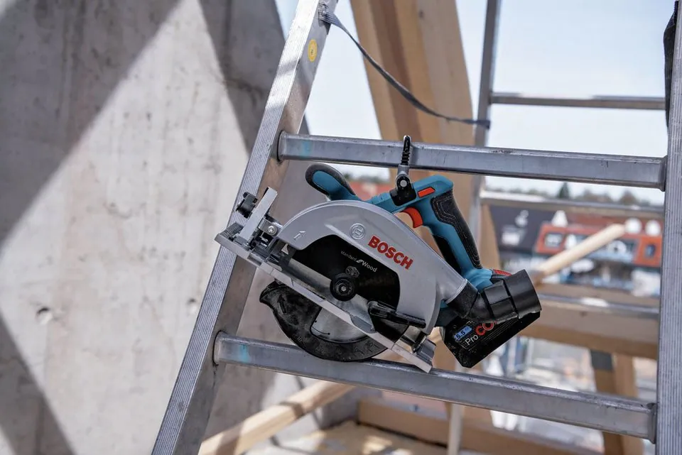 BOSCH GKS 18V-57-2 L Akku-Handkreissäge, kabellos, kompakt, robust Dieses Produkt der Marke BOSCH wird von uns als unabhängigem Händler vertrieben 5