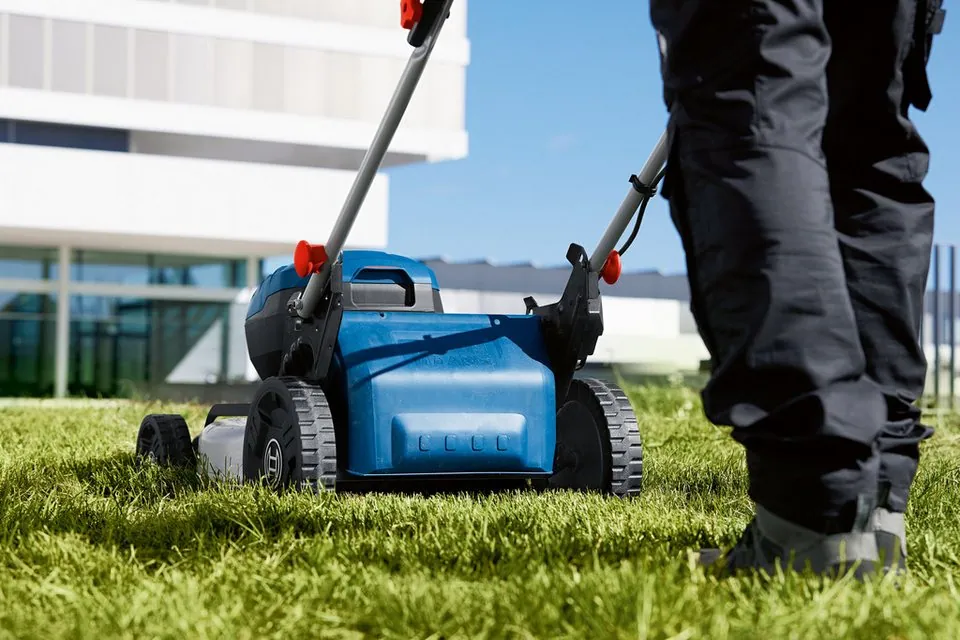 Bosch Professional GRA 18V2-46 Akkurasenmäher, kraftvoll, klappbar, 46 cm Schnittbreite 4