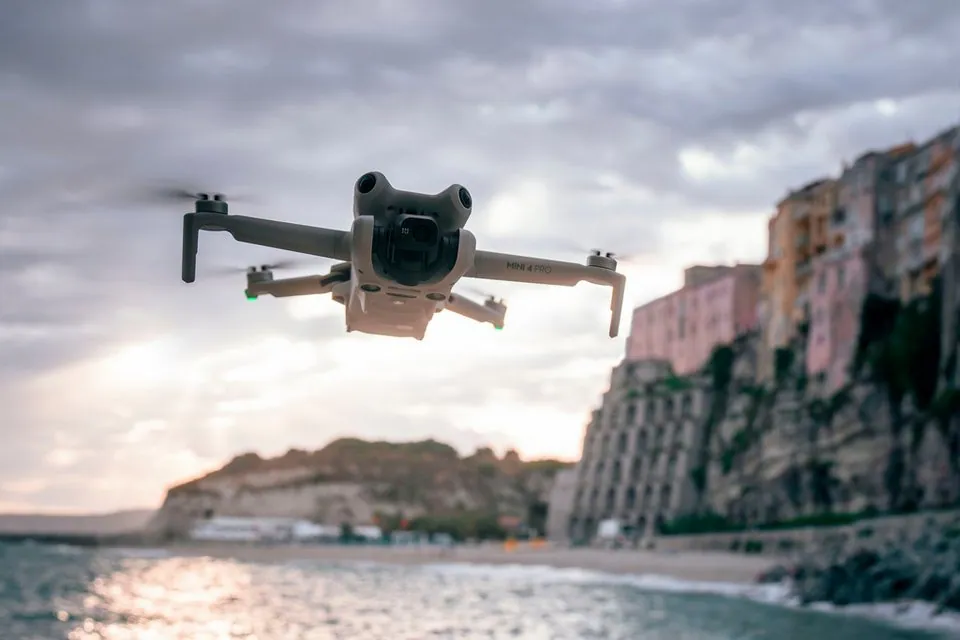 DJI Mini 4 Pro Drohne, hochauflösende Kamera, omnidirektionale Hindernisvermeidung, 20 km Videoübertragung 5