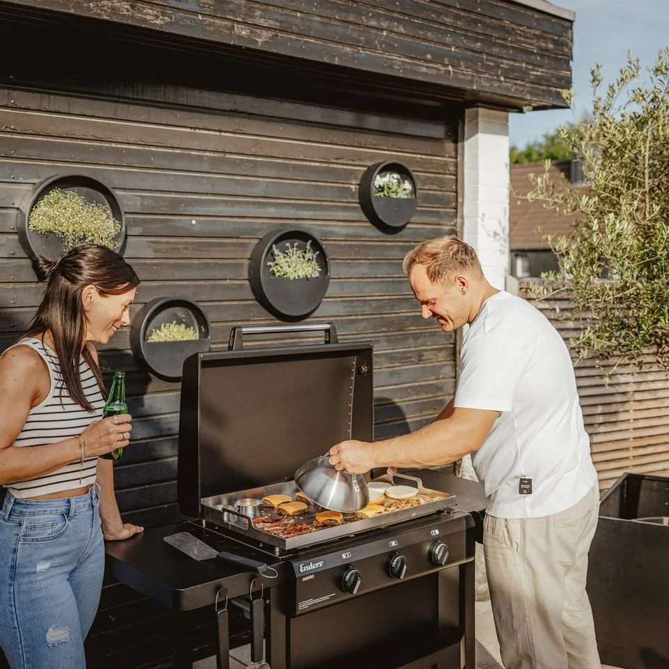 Enders Amaro Gasgrill, große Edelstahl-Plancha, stufenlos regulierbare Brenner 2
