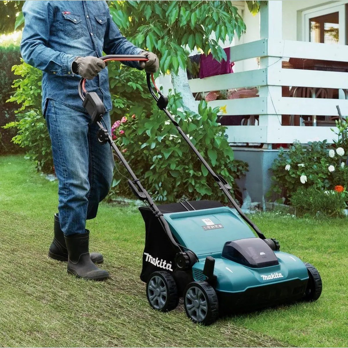 Makita DUV320Z Akku-Vertikutierer, 32 cm Arbeitsbreite, 30 l Fangkorb, einstellbare Arbeitstiefe Dieses Produkt der Marke Makita wird von uns als 2