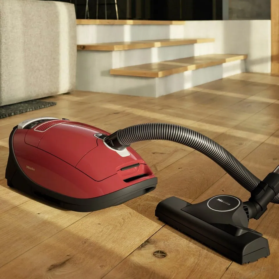Miele Complete C3 Bodenstaubsauger, 890 Watt Leistung, 12 m Aktionsradius, integriertes Zubehör 2