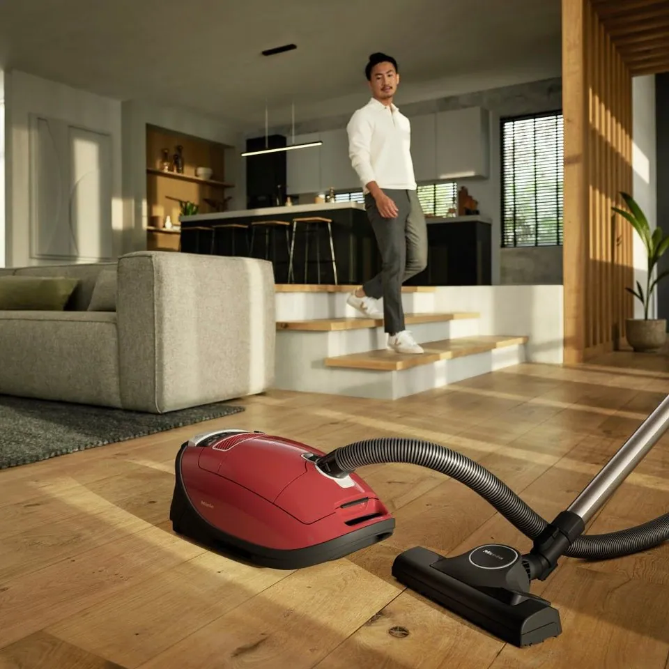 Miele Complete C3 Bodenstaubsauger, 890 Watt Leistung, 12 m Aktionsradius, integriertes Zubehör 3
