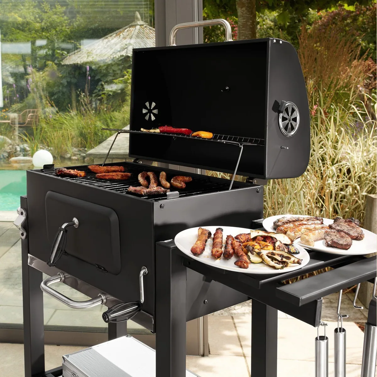 tectake Holzkohlegrill Florian, höhenverstellbar, mit Thermometer und Flaschenöffner 2
